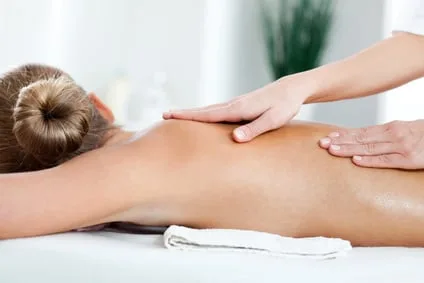 Massage relaxant du dos à l'huile, sur table