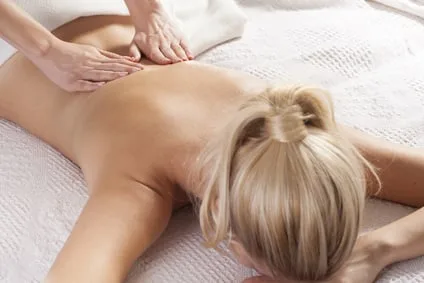 Massage relaxant du haut du dos et des épaules