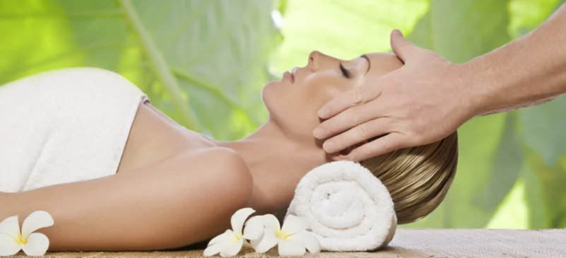 Massage du visage en position allongée